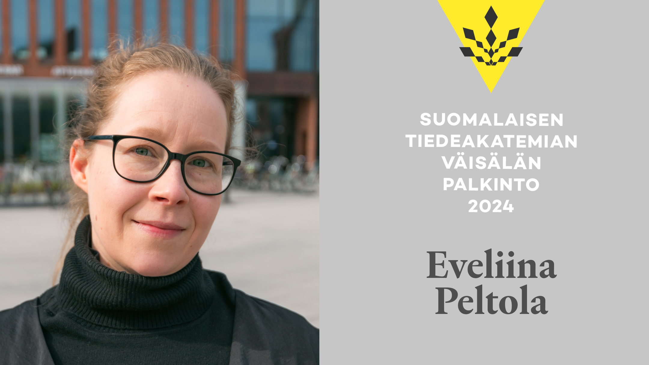 Eveliina Peltola hymyilee kuvassa, takana ruskea rakennus, kuvassa harmaalla pohjalla teksti Väisälän palkinto