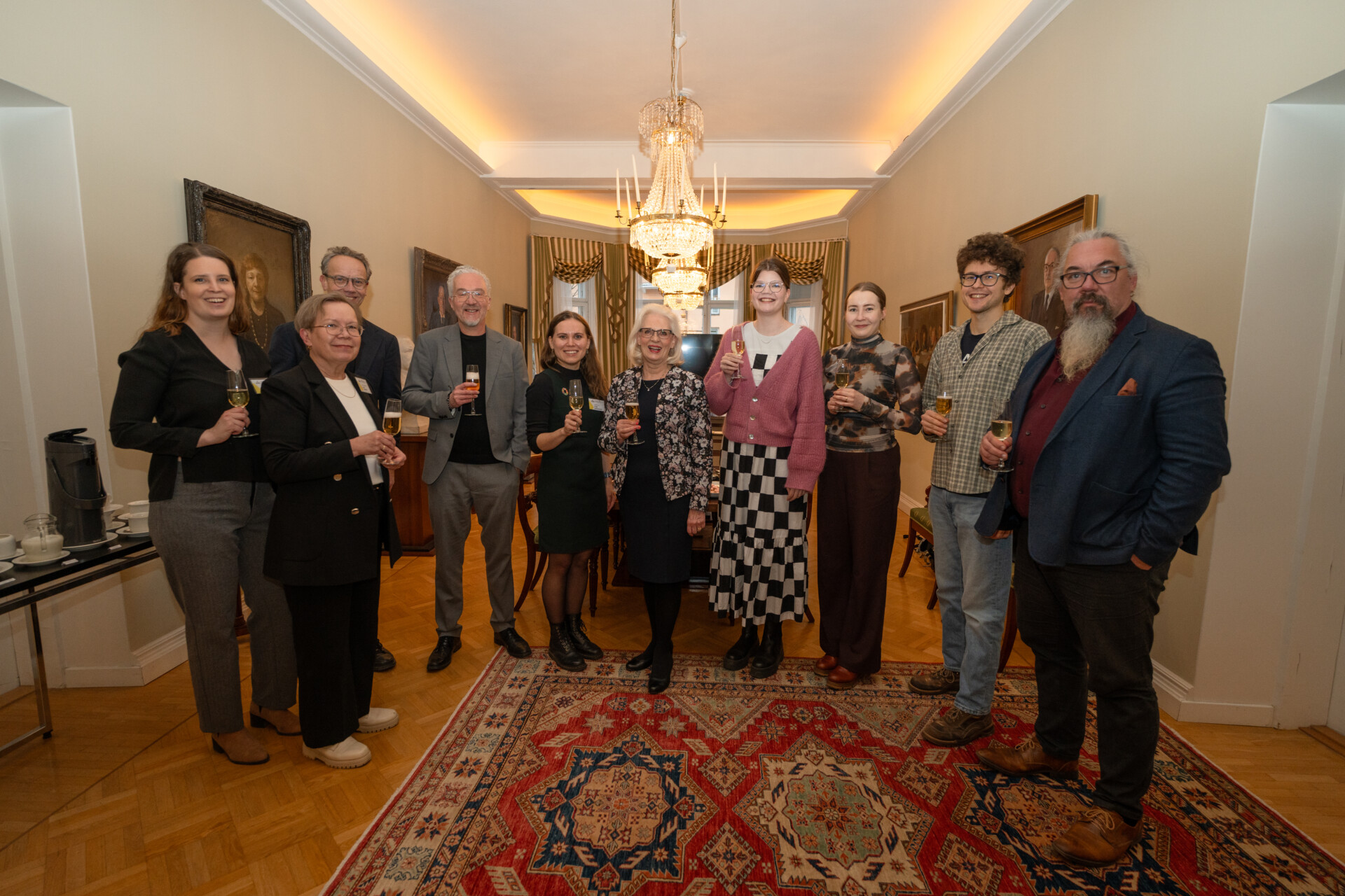 Suomalaisen Tiedeakatemian työntekijöitä ja Jyväskylän yliopiston tutkijoita ryhmäkuvassa.