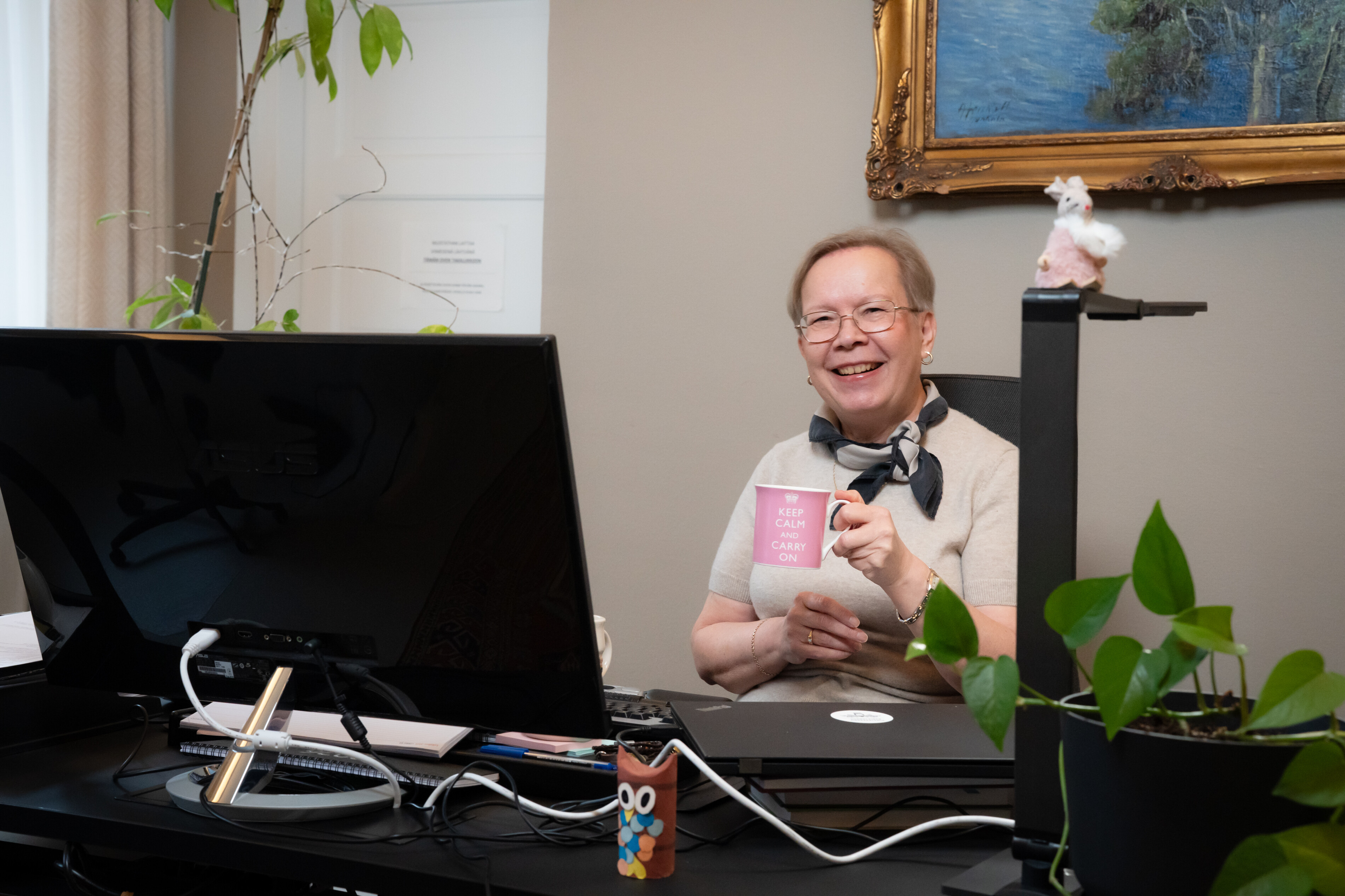 Hallintopäällikkö Leila työpöytänsä ääressä.