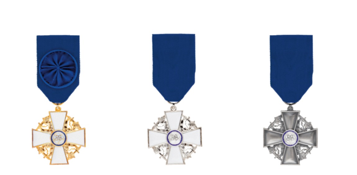 Suomen Valkoisen Ruusun ritarimerkkejä ja ansioristi