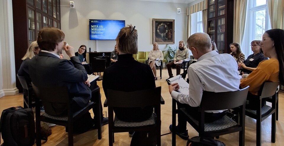 Tiedesparrauksen osallistujia Tiedeakatemiassa