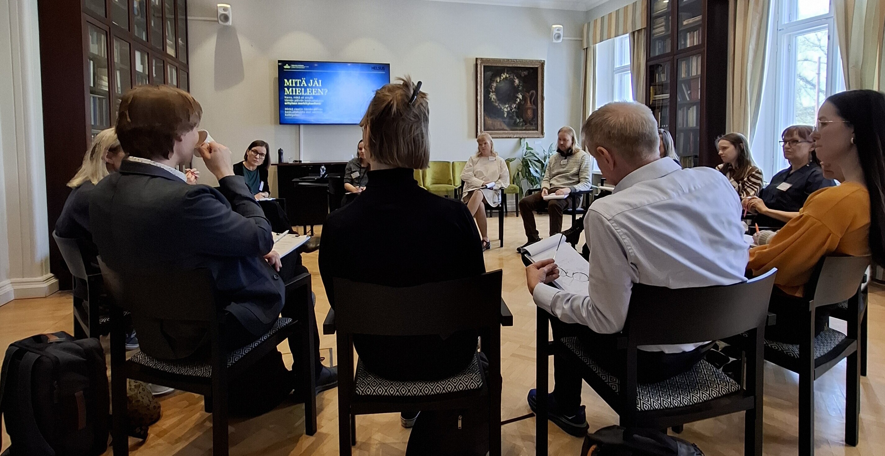 Tiedesparrauksen osallistujia Tiedeakatemiassa