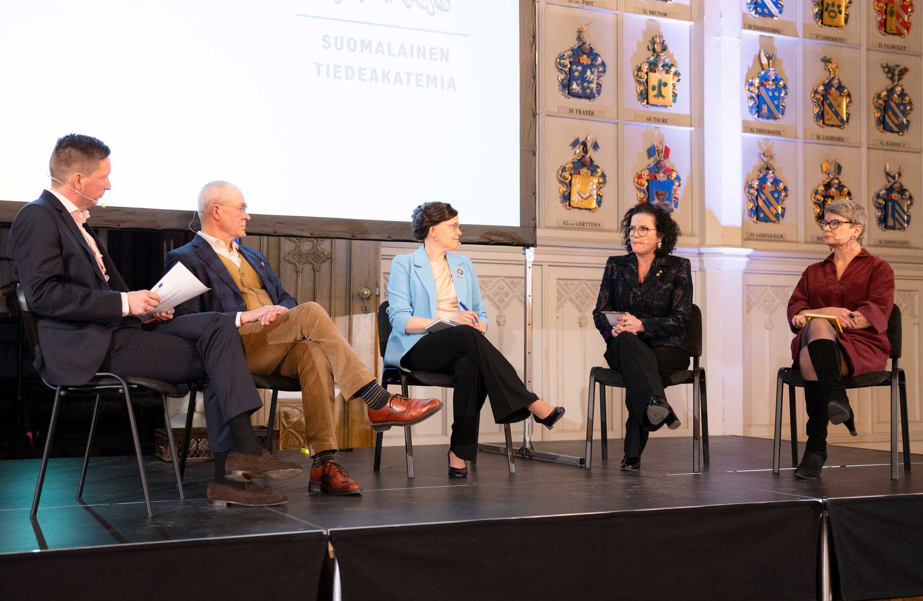 Panelistit lavalla Ilta tieteelle -tilaisuudessa