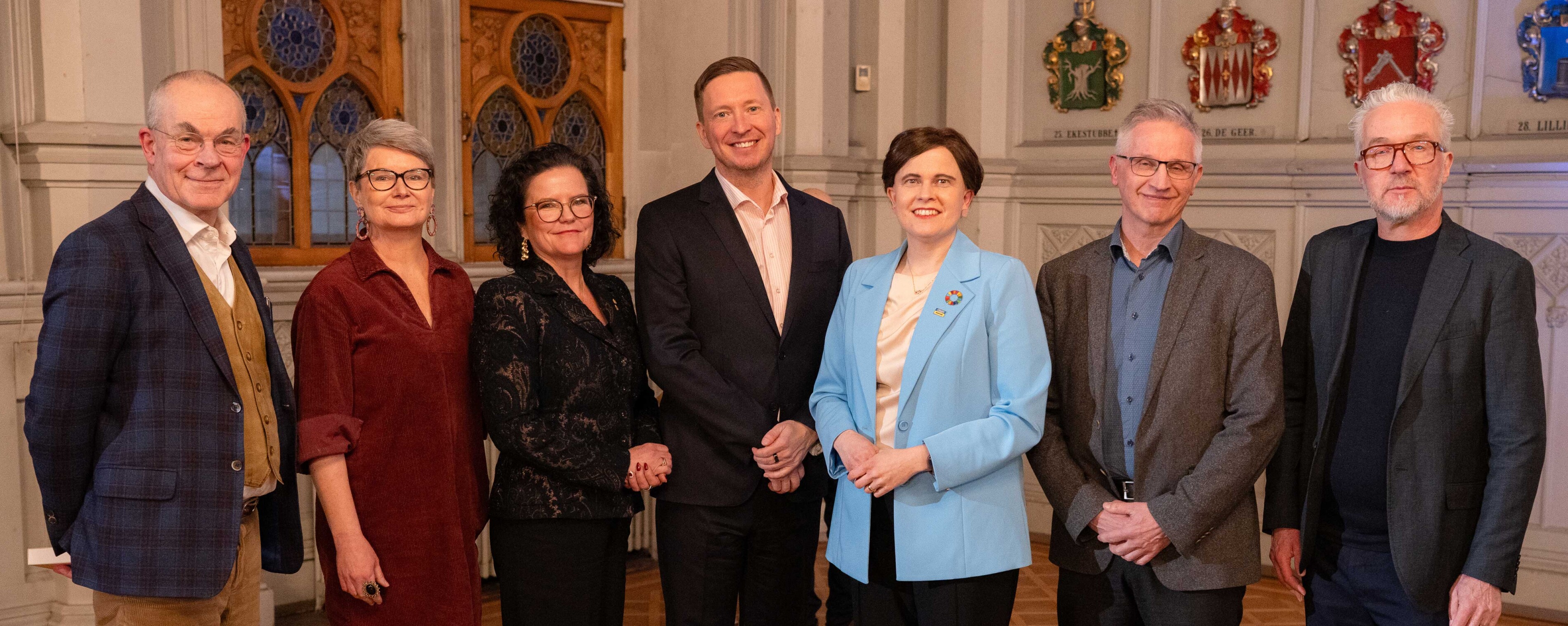 Illan panelistit Hukkinen, Salmivalli, Martikainen, Kuosmanen, Talvitie sekä Tiedeakatemian Juhani Knuuti sekä Pekka Aula.