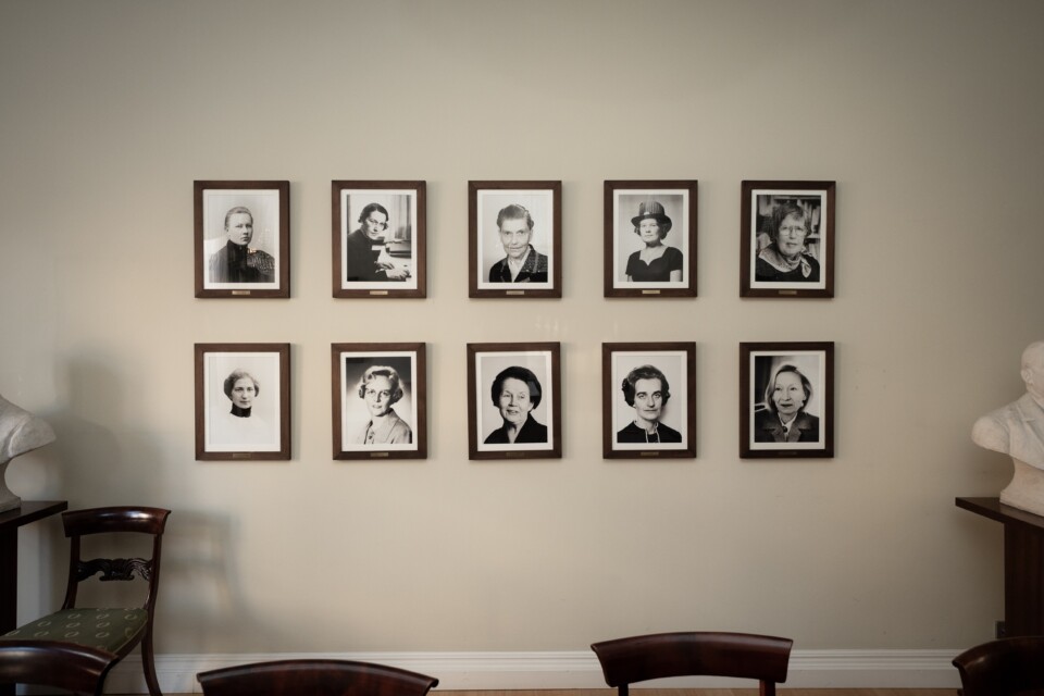 Jutikkala-salin seinälle ripustettu valokuvanäyttely tiedenaisista.