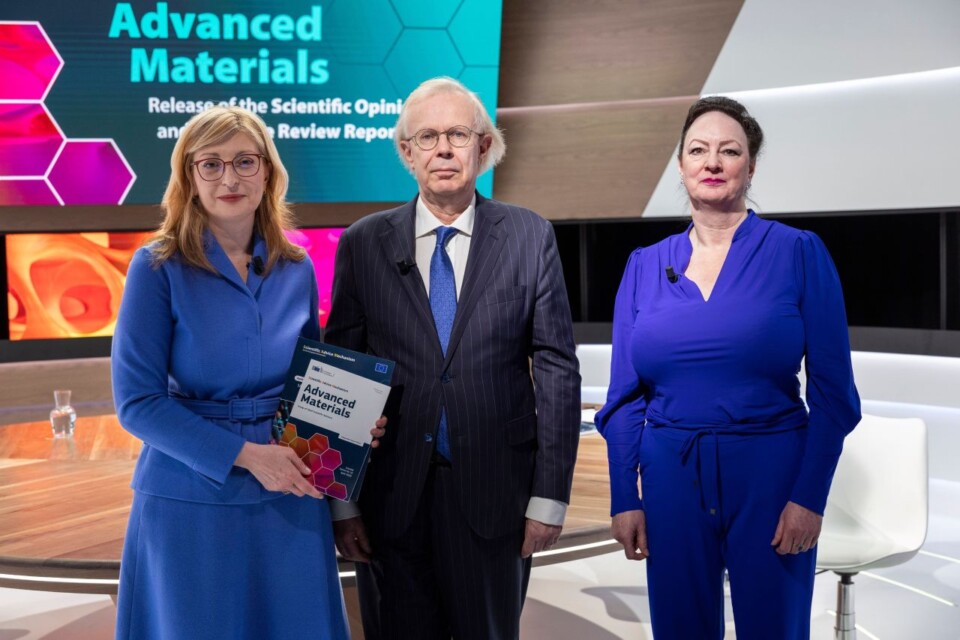 Ekaterina Zaharieva, Olli Ikkala ja Naomi Ellemers seisovat yhdessä edistyneitä materiaaleja koskevan tieteellisen neuvon esittelytilaisuudessa.