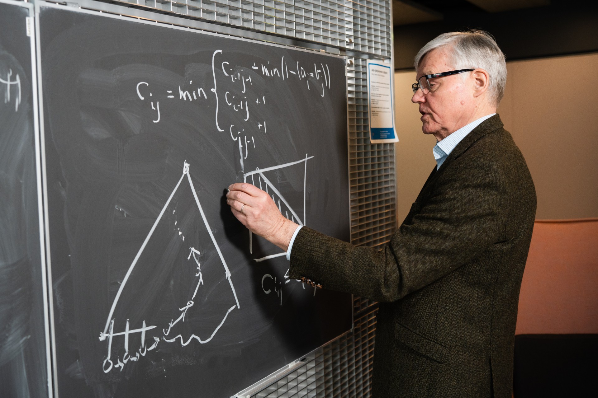 Esko Ukkonen draws a diagram.