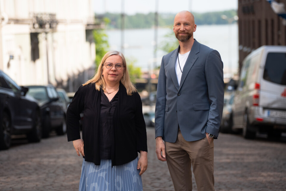 Minna Polvinen ja Tommi Karjalainen kuvattuna kadulla