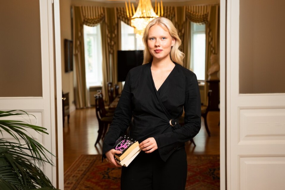 Amanda Hekkala seisoo Tiedeakatemian salissa